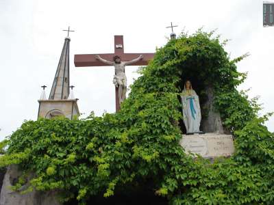 Quella sulla destra � sormontata da un crocifisso alto 7 metri affiancato da due piccole guglie e dalla statua della Madonna di Lourdes avvolta da un�edera rigogliosa